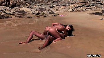 Moreninha fazendo sexo delicioso na praia